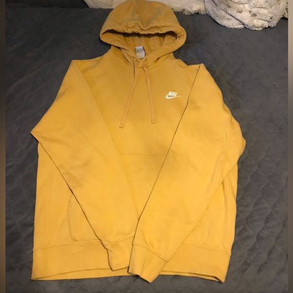 Hi everyone, i’m selling a yellow nike sweater that has been slightly used - Picture 3 of 3